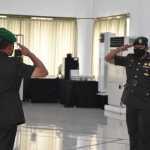 Brigjen TNI Widjanarko dan Brigjen TNI Terry Tresna Purnama saling memberi hormat saat sertijab.