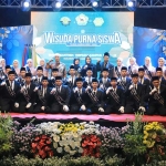 Bupati Ikfina berswa foto dengan para wisudawan SMK Pesantren Terpadu Kampus 2.