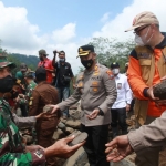 Plt Bupati Timbul bergotong-royong bersama warga saat membuat jembatan darurat untuk jalan warga.