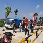 Warga menyetop pengurukan lahan milik PT SAG.