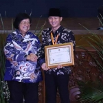 Bupati Trenggalek, Moch. Nur Arifin, saat menerima penghargaan dari KLHK.