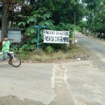 Tampak salah satu banner bertuliskan penolakan terhadap berdirinya kilang minyak New Grass Root Refinery (NGRR) tersebut, Minggu (11/2).