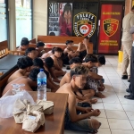 Petugas Polres Tuban saat menasihati para gangster bocil.