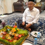 Prof Dr KH Asep Saifuddin Chalim, MA, disuguhi tumpeng oleh putra-putrinya di kediaman Ning Imah, salah seorang putrinya, di lingkungan PP Amanatul Ummah Jalan Siwalankerto Surabaya, Sabtu (16/7/2022). Foto: MMA/ BANGSAONLINE.com 