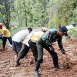 Anggota TNI dan warga membersihkan lumpur dari jalan raya.