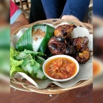 Beginilah tampilan nasi uduk bakar dan kepala ayam yang dibalut usus dan jerohan. foto: MUJI HARJITA/ BANGSAONLINE