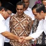Presiden Terpilih Joko Widodo (kanan) bersalaman dengan mantan calon presiden Prabowo Subianto usai pertemuan di kediaman orangtua Prabowo, di Jakarta Selatan, 17 Oktober 2014. Prabowo mengucapkan selamat kepada Jokowi yang akan dilantik menjadi Presiden 20 Oktober mendatang. TEMPO/M. Iqbal Ichsan