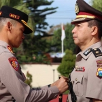 Kapolres Batu AKBP Oskar Syamsuddin memimpin upacara sertijab kabagren dan pengukuhan kasatresnarkoba dan kasatintelkam, Senin (13/5/2024) pagi.