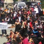 Aksi demo seniman reog Ponorogo di depan gedung DPRD Ponorogo.