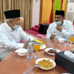 Prof. Dr. KH. Asep Saifuddin Chalim, M.Ag. (kiri) saat dijamu makan malam di Restoran Meuligoe Gubernur Aceh, Banda Aceh, Rabu (23/12/2020) malam.
