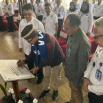 Sekretaris Direktorat Jenderal Pemasyarakatan (Sesditjenpas), Heni Yuwono saat menandatangani prasasti di Lapas I Malang.