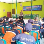 Para jukir mendengarkan paparan dari Kanit Diyaksa Satlantas Polres Tuban Ipda Sampir.