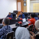 Pj. Sekretaris Daerah Kota Kediri, Ferry Djatmiko (nomor 2 dari kiri) bersama Kepala Dinas Kominfo Kota Kediri, Ronny Yusianto (kiri) saat memimpin rapat. (Ist)