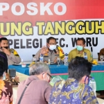 Kapolresta Sidoarjo Kombespol Sumardji saat menggelar pertemuan di Desa Pepelegi, Waru, Senin (25/5). 