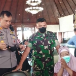 Kapolres Pamekasan, AKBP Rogib Triyanto bersama Dandim 0826 saat memantau proses vaksinasi yang digelar di Pendopo Ronggosukowati, Selasa (6/12/2022).