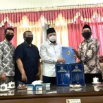 Ketua DPD RI AA LaNyalla Mahmud Mattalitti foto bersama usai pertemuan dengan Ketua DPRD Kabupaten Jember Itqon Syauqi, Kamis (4/6/2020).