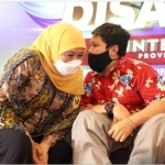 Gubernur Jawa Timur  Khofifah Indar Parawansa bersama salah seorang anak disabilitas. Foto: Humas Pemprov Jatim