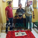 Pelaku saat diamankan di Mapolsek Singgahan bersama barang bukti. foto: AHMAD/ BANGSAONLINE