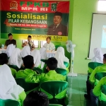 Anggota MPR RI H. Muhtarom menggelar Sosialisasi 4 Pilar bersama kaum Millenial di Aula SMK Dolopo, Kecamatan Dolopo, Kabupaten Madiun, Senin (25/11).