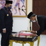 Bupati Kediri Hanindito Himawan Pramana saat melantik Ibnu Imad S.Sos, sebagai Sekretaris sekaligus menjabat sebagai Plt. Kepala Dinas Kominfo Kabupaten Kediri. foto: ist.