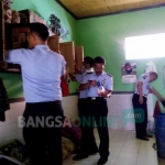 Petugas saat melakukan pemeriksaan dan penggeledahan pada napi. foto: SUWANDI/ BANGSAONLINE