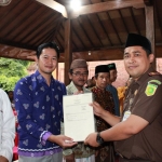 Kejaksaan dan BPN saat membagikan sertifikat tanah wakaf melalui program Jaksa Peduli Tanah Wakaf. Foto : Andi Sirajudin/BANGSAONLINE