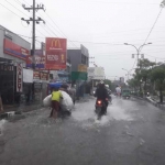 Genangan air di Jalan Dr. Wahidin SH ketika diguyur hujan. foto: SYUHUD/ BANGSAONLINE