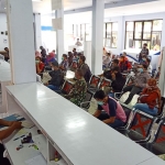 Sejumlah kursi di ruang tunggu Satpas Satlantas Polres Pasuruan dikosongi sebagai bentuk penerapan social distancing.