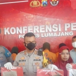 Kapolres Lumajang menunjukkan barang bukti ketika konferensi pers, Kamis (21/4)
