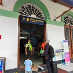Calon penumpang KA saat akan memasuki Stasiun Kediri. Foto: MUJI HARJITA/ BANGSAONLINE