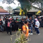 Massa Generasi Anti Narkoba Nasional (GANN) Jember saat menggelar aksi damai di Polres Jember, Senin (13/6/2022).
