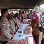 Masyarakat yang mengikuti vaksinasi di Halaman Kantor Pemkab Blitar mendapatkan telur gratis.