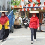Ning Lia saat mengikuti lomba nyunggi tempe