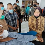 Menteri Sosial, Tri Rismaharini, saat memberi bantuan untuk korban tragedi Kanjuruhan dari Blitar.