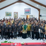 Wakil Bupati Gresik, Aminatun Habibah, bersama para kepala dan perangkat desa se-Kecamatan Panceng saat bimtek. Foto: Ist