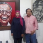 Gubernur Khofifah foto bersama ekonom senior Rizal Ramli dengan latar lukisan foto Gus Dur. foto: DIDI ROSADI/ BANGSAONLINE