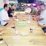 Ahmad Nadir sedang diskusi gayeng bareng warga sambil ngopi di Perumahan Bumi Persada Hijau, Benjeng. foto: ist