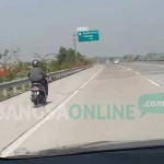 Pengendara motor yang masuk ke jalan tol saat hendak dihentikan petugas.