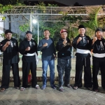 Perwakilan Aremania dan perwakilan PSHT Kabupaten Malang foto bersama usai pertemuan di Polsek Singosari.
