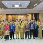  Kabag Hukum Setda  Gresik, Mohammad Rum Pramudya bersama  narasumber Andi Fajar Yulianto dan Zainal Arifin serta  para peserta. FOTO: ist.