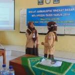 PRAKTIK – Dua siswa MTsN Tarik praktik melakukan wawancara saat Diklat Jurnalistik Dasar tahun 2014, di gedung sekolah setempat, di Desa/Kecamatan Tarik Kabupaten Sidoarjo, Minggu (21/9/2014). foto : dokumentasi kru majalah Al-Magastrik