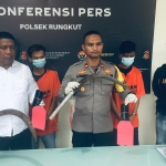 Kapolsek Rungkut Kompol Bambang Prakoso saat memimpin rilis pers ungkap kasus begal taksi online di Jalan Kedung Baruk.
