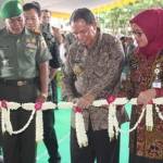 Wakil Bupati Tuban, Ir Noor Nahar Husein didampingi Kepala Dinsos Tuban dan Wakil Dandim Tuban saat membuka Job Fair di GOR Tuban. foto: suwandi/ BANGSAONLINE