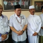 La Nyalla Mahmud Mattaliti (dua dari kiri) bersama KH A Hafidz Aminuddin (tiga dari kiai) dan para kiai kampung. foto: istimewa