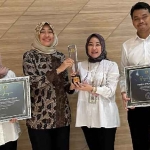 Kepala Dinas Kominfo Kota Mojokerto bersama staf khusus saat memamerkan 3 penghargaan Keterbukaan Informasi Publik (KIP Awards).