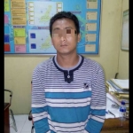 Pelaku beserta barang bukti saat digelandang ke Mapolsek Kesamben.