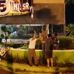 Bawaslu Pacitan hingga Senin (15/4) malam masih melakukan pembersihan.