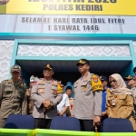 Kapolda Jawa Timur, Irjen Pol Nanang Avianto bersama Kapolres Kediri AKBP Bimo Arianto dan Wabup Kediri Dewi Mariya Ulfa di Pos Yan Mengkreng. (Ist).