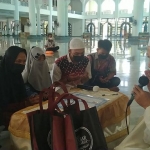 Ustadz Abdul Hamid Syarifuddin mendoakan nenek Karlin dan Elysia Emmanuel Susanti suesai mereka mengikrarkan dua kalimat syahadat di Masjid Al Akbar Kota Surabaya, Jumat (10/9/2021). foto: mma/ bangsaonline.com
