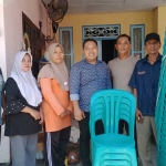 Anggota DPRD Kota Probolinggo, Amir Mahmud, saat menyalurkan bantuan puluhan kursi kepada kader Posyandu Kemuning di RT 2 RW 3, Kelurahan Sukoharjo, Kecamatan Kanigaran.